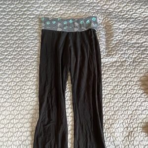 Black yoga pants with diamond patterned band.